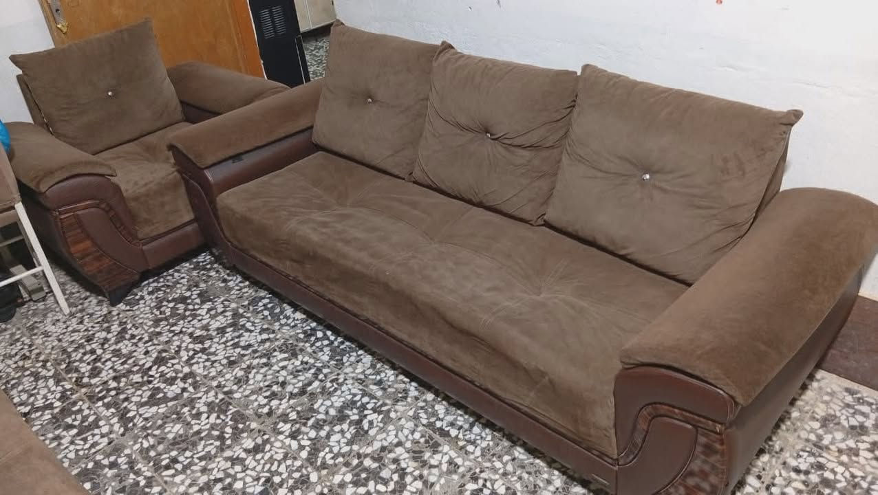 السلام عليكم
تخم ١٠ مقاعد نضيف تركي سبرك  نضيف كما موضح بالصور والكوشه وجهين وجه ساده وجه مشجر مع جلد مكاني مشخاب ***********
