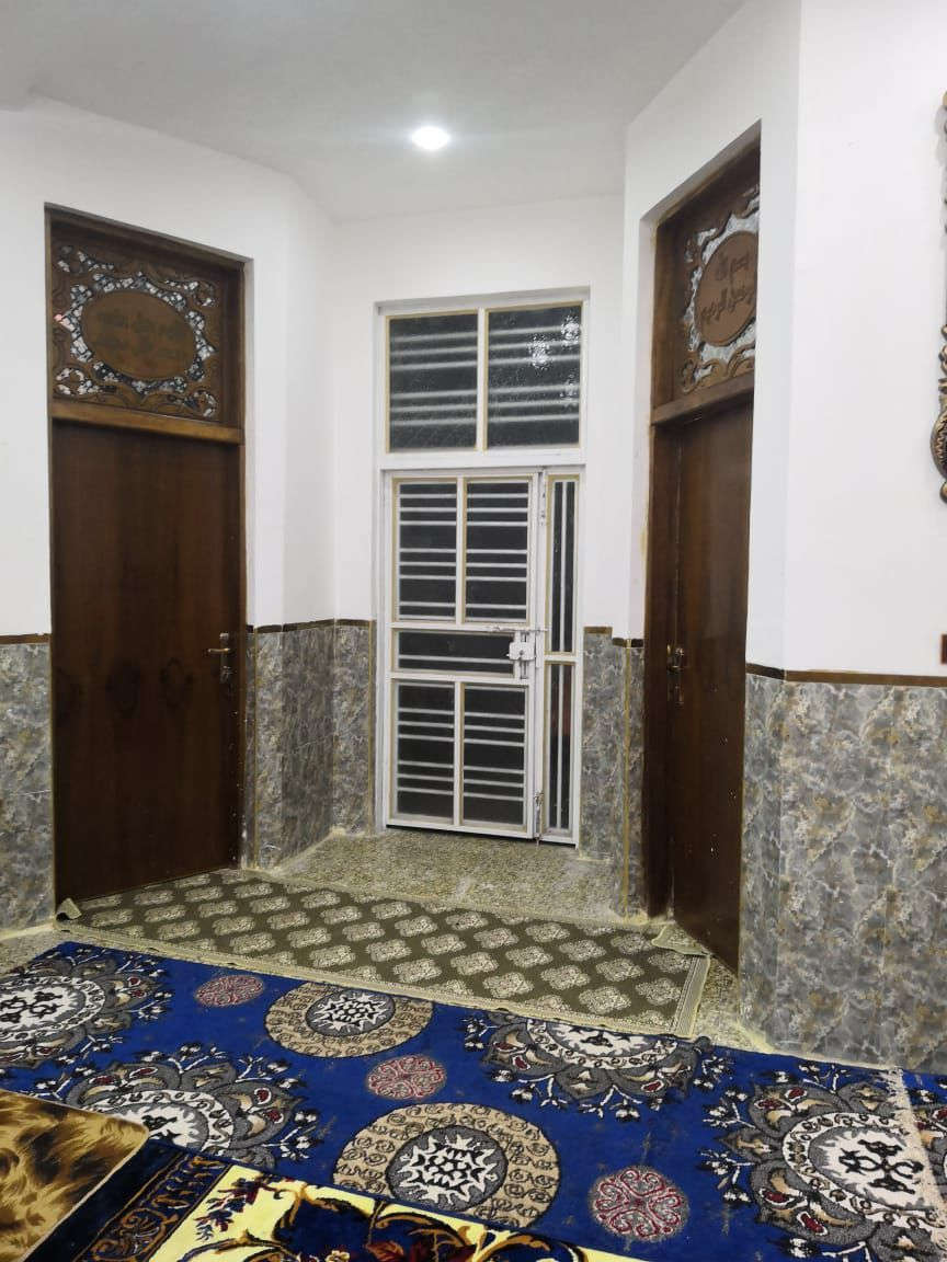 دار للبيع المساحه 220 متر طابقين بناء جديد كونكرية يحتوي على غرفتين وصاله وستقبال ومطبخ وصحياة وحمام الطابق الثاني يحتوي على غرفتين وصاله ومطبخ وصحياة وحمام العنوان حي العسكري الثانيه قرب حسينية ام البنين شارع ٦٠ مرجعة مكتب الكعبي للعقار *********** وتساب اتصال
