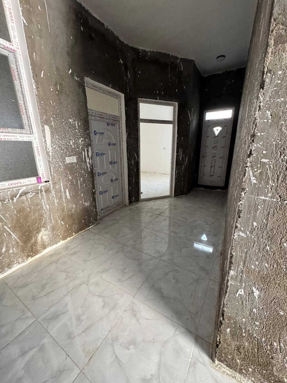 #شقه ارضيه للايجارررر في الخصيمه 
#الايجار 350 الف وبي مجال
بناء حديثثث غير مسكونه
تفاصيل الشقه
غرفتين نوم _صاله_استقبال _صحيات_مطبخ 
منور عدد 2
للاتصال والاستفسار 
***********
***********
