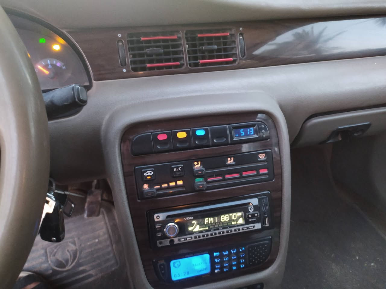 سمند سورن .موديل .2011.
محرك بي ضعف رنكات ..تنقص بس بسرعه فوك.100..
كهربائيات فول.كلها شغاله ومابيها اي تحوير.
تبريد شغال ..منظومه بدلها بالصيف الراح..
مرايات كهربائيه .واشاره بيها..والجنطه هم كهرباء.فتحها..باتري جديد تايرات نظيفه.
دواخلها نضيفه .سنتر لوك. ونظام سرقه شغال ..جام اربعه شغال.
..بيها خياس بالدوس..سنويه منتهيه .وسياره بأسمي .رقمها ذي قار..سعرها 35..مكاني.كرمه بني سعيد..للاستفسار .***********..بي واتساب..
للمعلومه سياره مفروشه جلد حتى الجنطه.....
