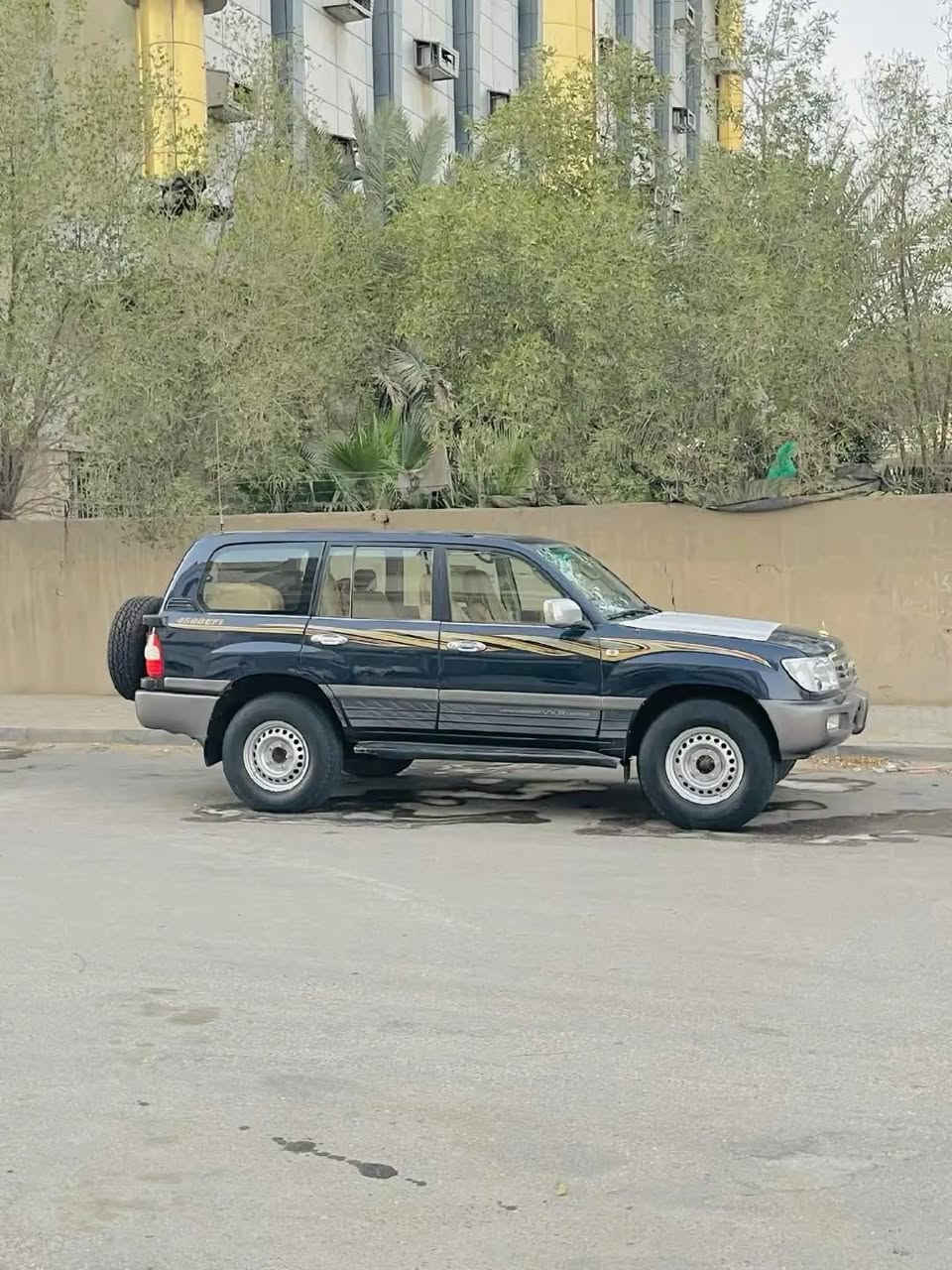 لاندكروزر مونيكا موديل98  اصل فول موصفات لون نيلي رقم نجف مميز محر ك نضيف تخم تاير بالون جديد تبريد شغال كهربائيت كله شغاله محرك 6 عدل بسمي تحويل ثاني يوم سعر145وبيه مجال قليل***********
