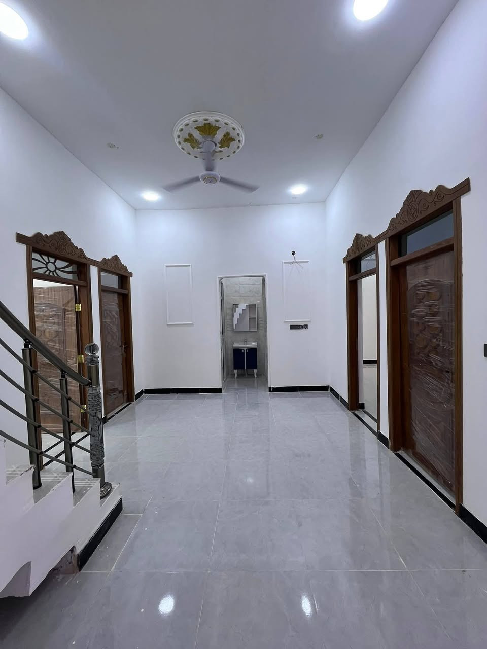 #اسعد_الله_اوقاتكم_بكل_خير ⁉️👋
دار سكن للبيع 🧿🧿 

#المساحة ::200متر

#العنوان :: البصرة أبو الخصيب منطقه كوت ثويني قريب على شارع كوت ثويني الرئيسي 

#جنس_العقار ::طابو مالك صرف زراعي باسم عراقي سند 25 وكالة ونصخ من الطابو ومكاتبة من المالك مباشره 

#يحتوي :: البيت على غرفتين٢ منام كبار 
وديوان 
وصالة عدد 2
 ومطبخ 
وصحيات داخلي وخارج 
طابق ثاني ✅️ يحتوي على غرفة1منام 
وصالة 
شارع 13متر 

جميع الخدمات متوفرة ماء كهرباء مدارس نت كلشي قريب على 
#السعر ((130مليون وبي مجال))
#اللاستفسار:: إلا تصال على الهاتف ☎️📞 
(***********
