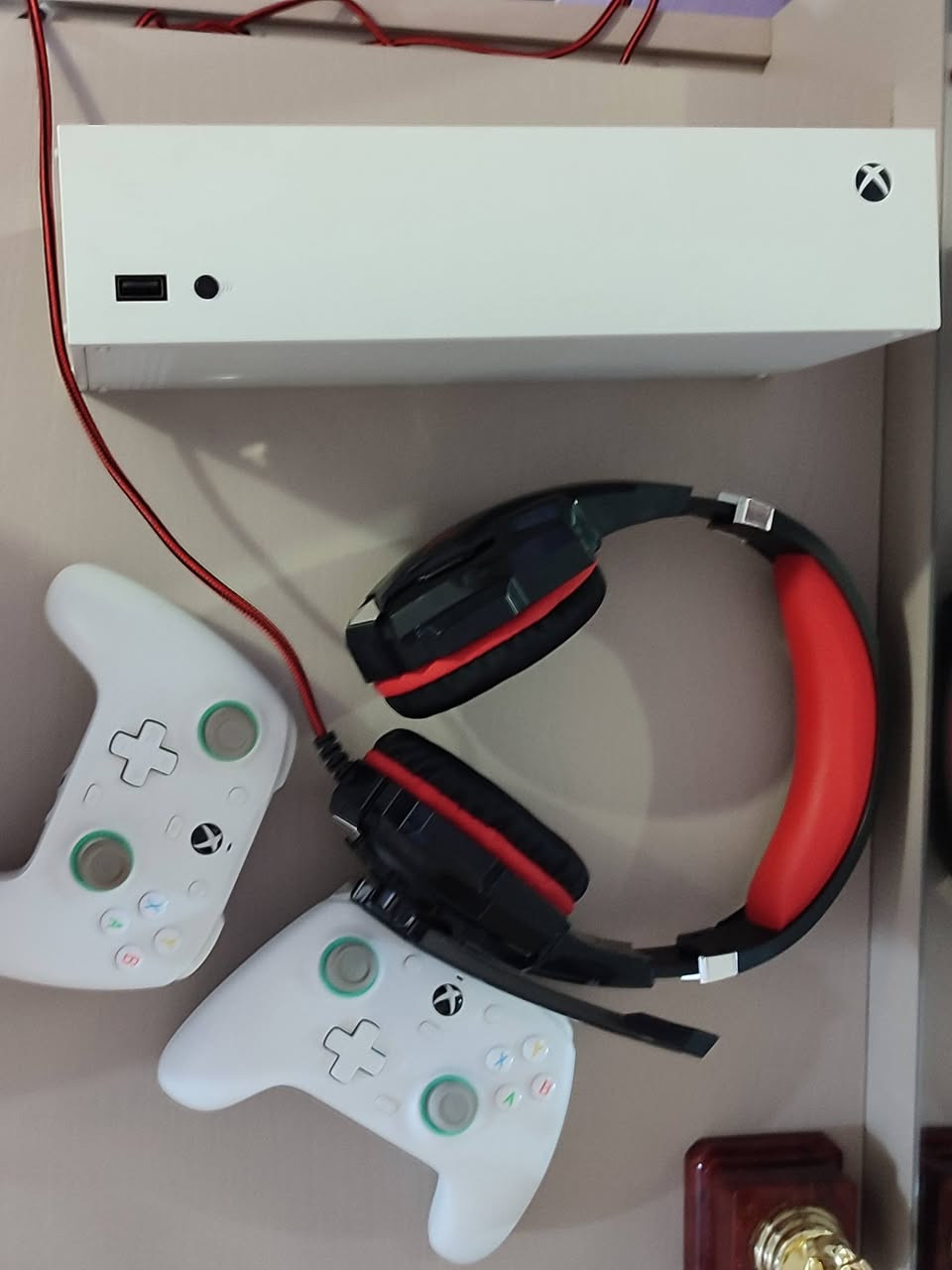 اكس بوكس سيريس s
نظيف اصدار سنة 2022
لوك ستيكر 
كيم باس ينتهي نهاية رمضان
جوستك كيم سير عدد 2
سماعه جديده 
 كامل ملحقات 
السعر 390$ الف
بي مجال بسيط للشراي
مكاني شطرة وعندي توصيل محافظات
تواصل ***********
