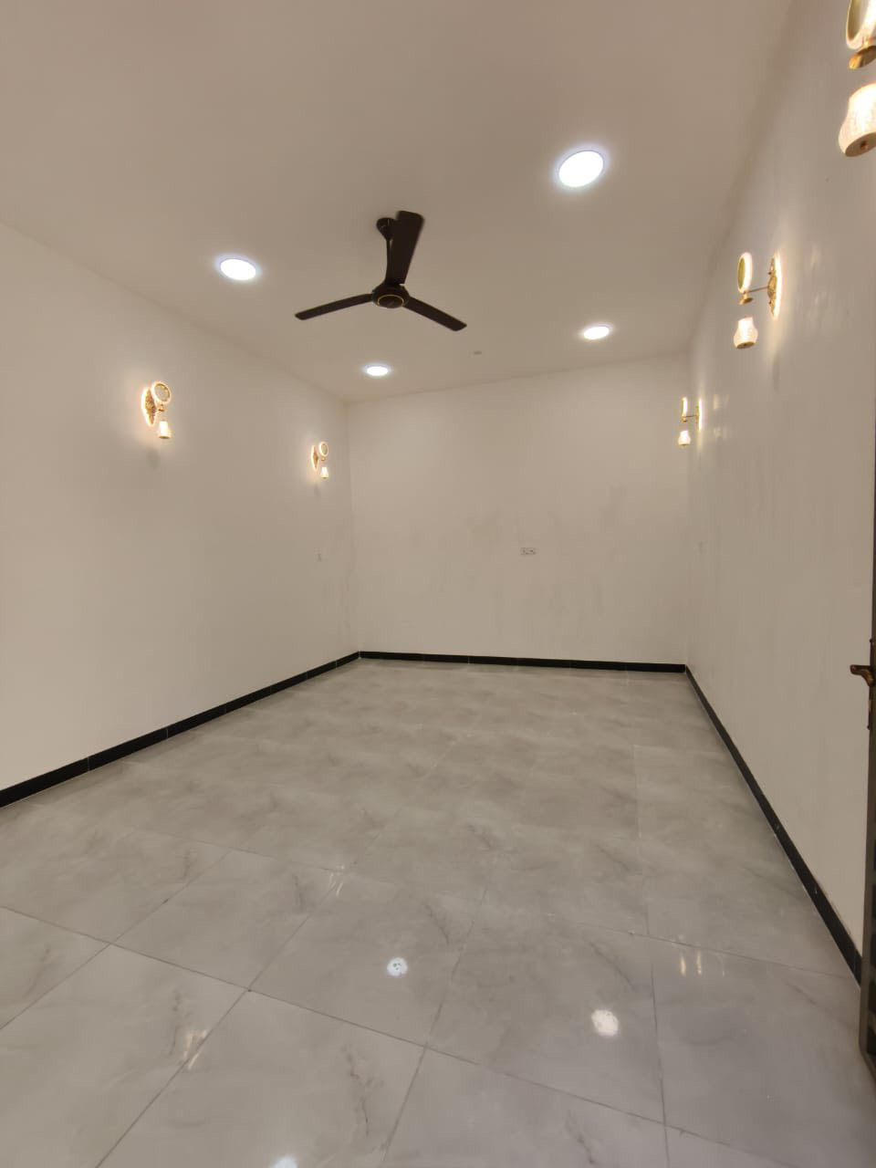 #اسعد_الله_اوقاتكم_بكل_خير 🔷 
عن توفر دار سكن البيع 
#المساحه   225 متر  👌🏼
#جنس_العقار:: طابو زراعي عراقي وكاله ونسخه من الطابو ◼️ 
البيت جديد وفارق وجاهز السكن طبعن ما شاء الله البيت تحفه فنيه🛑
البيت يحتوي على 
غرفتين منام 
وصاله
وديوان 
ومطبخ
وصحيات داخلي وخارجي 🛑 
وكراج سياره 🔷
#العنون البيت :: البصره ابو الخصيب شارع طريق الصحراء
#السعر  البيت 125 مليون وبي مجال 
#للاستفسار الاتصال على الهاتف 📞📳
📳((***********))📳 ابو كيان الحدادي
