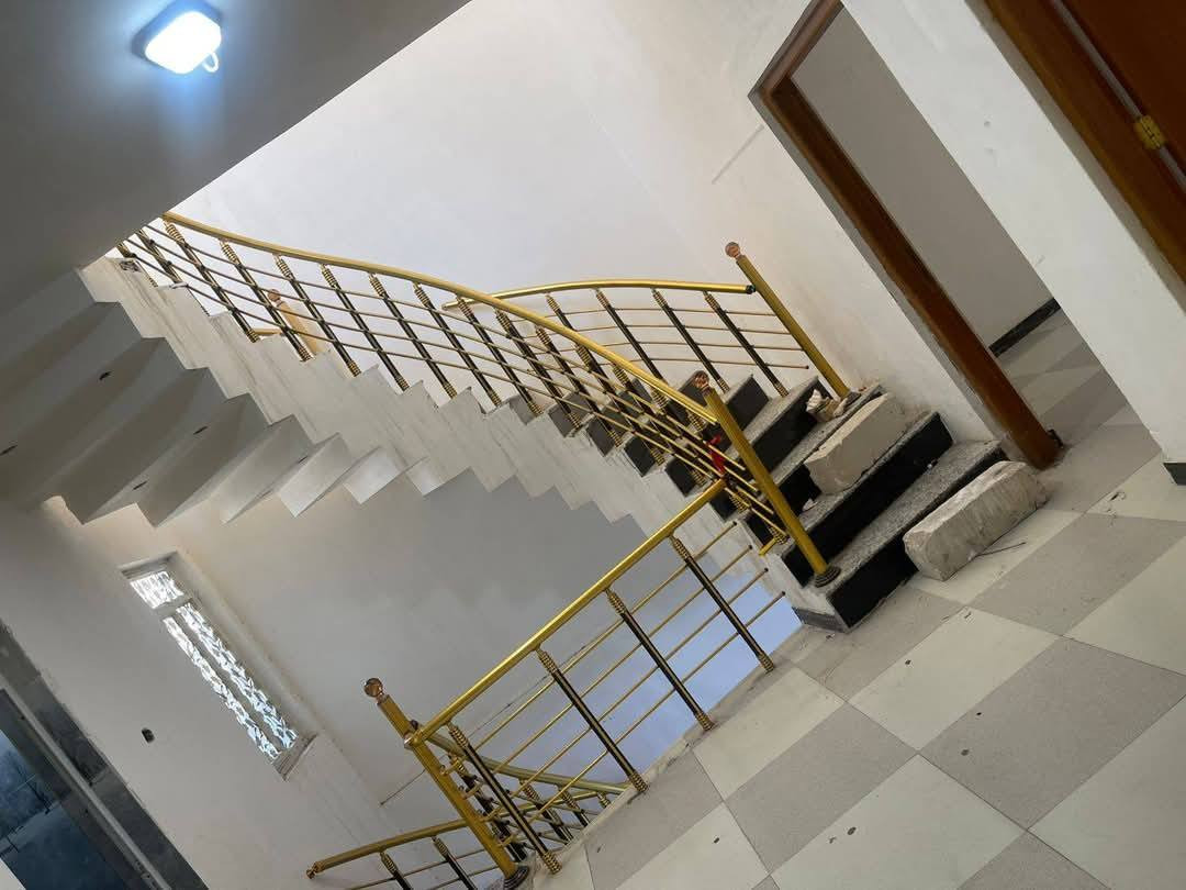 عمر البناء 6 سنه
مساحه البيت / 150 متر 
واجة البيت /7500 متر 
نزال البيت /  20  متر 
مكونات البيت / 2  طابق    ، 4  غرف منام + صالع عدد 2 +  استقبال +  مطبخ +  صحيات عدد 3+ كراج 
البيت طابو صرف  
سعر البيت 300   مليون 
الاتصال  او مراسله 
***********
