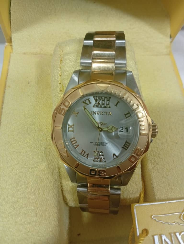 عندي ساعة من Invicta Pro Diver Lady Model 12852
نسائية 
المكينة: Quartz بطارية  دقيقة وسهلة الاستخدام
التصميم:
لون ذهبي + فضي (ستايل كلاسيك فخم)
أرقام رومانية على الميناء
نافذة تاريخ (اليوم بالشهر)
 ستانلس ستيل
مقاومة الماء تقريبًا 100 متر (مناسبة للسباحة، لكن مو للغوص الاحترافي)
من مجموعة  Pro Diver تصميم رياضي مع لمسة أنثوية
اخذتها قبل تقريبا 8 سنوات من أحد متاجرهم  إلي بأمريكا وصيتها عن طريق أحد أقاربي ملحقاتها كاملة وياها من ضمنها الباركود والكارت بس هي أبداً ما مستعملة حتى لاسق الحماية بعدة بيها لانو للاسف كلش تصميمها ضخم مقارنتا بايدي وهي ماركة سويسرية اخذتها من مترجهم الرسمي بسعر فوك 400$ اريح بالي انو هي اصلية ابيعها بسعر اقل بس ما اجحف بحقها
السعر إلي احسه مناسب إلها ابيعها إلة


**إذا كنت صاحب هذا الإعلان وتريد حذفه لأي سبب، رجاءا أرسل رسالة إلى الدعم الفني**
