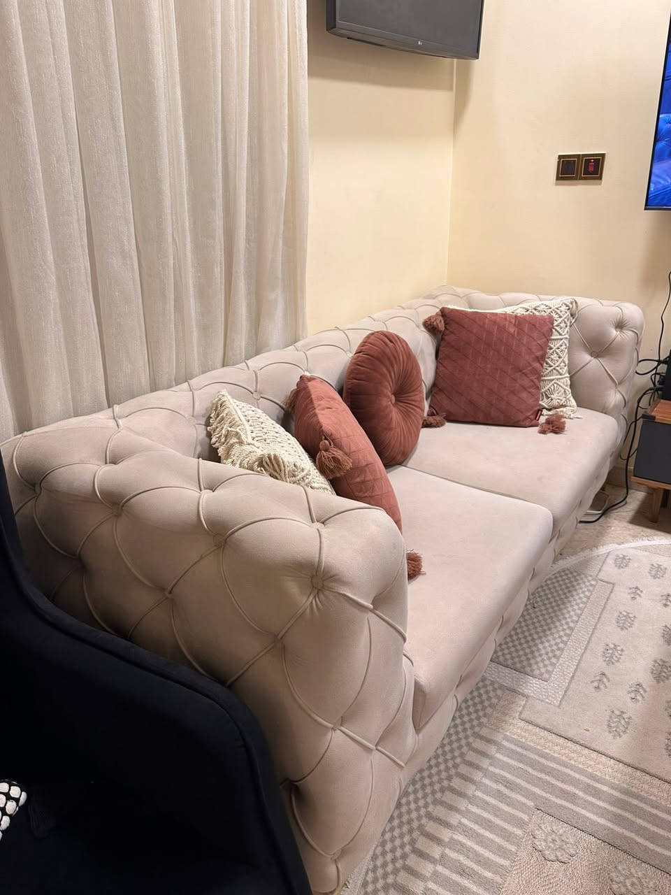 تخم قنفات  تركي نوعية ممتازة جدا وحيل جديد استخدام 5 اشهر
المحتويات:. 
-قطعتين كبار
-قطعه متوسطه (نفرين)
-كراسي عدد2

*التخم وجهين يعني حتى الظهر بي نقشه
مشتري ب870 الف
ابيعه ب500 الف
مكانه السيدية
واتس اب
 ***********
