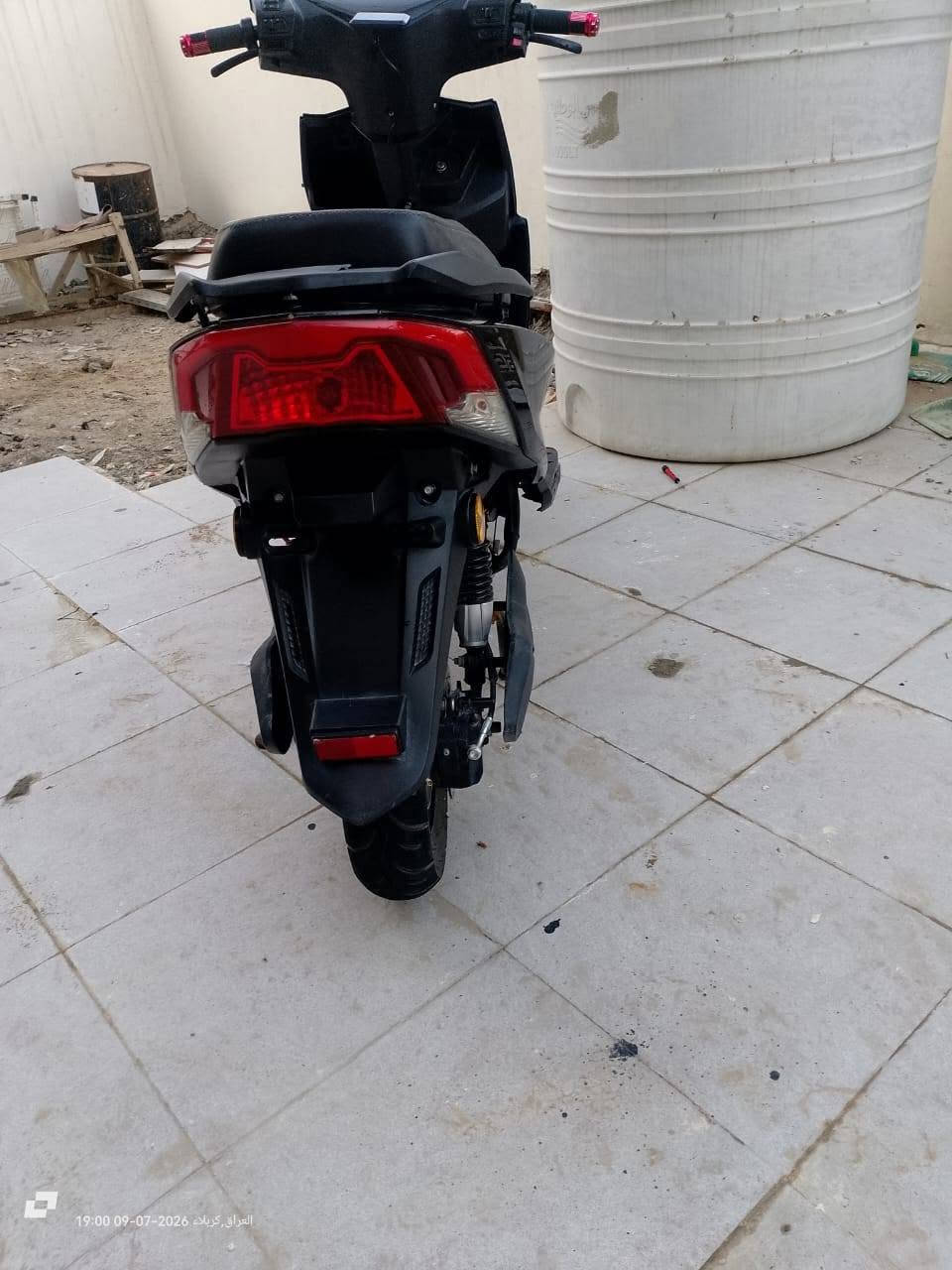 سعر.  490 وبي مجال
دراجة شحن نوع سكنس 
6 بطاريات دبل
ملف 2000
سرعة 85
ويل 10 
تاير 3.50 اكبر حجم
لايت عالي ناصي رماش
اشاير يمنة يسرة 
3 سرع 
عقل 45 امبير بلوتوث رياضي 
تشغيل بصمة وسويج

ملاحضة الشاشة لا تقرا السرعة بيها عطل
والدراجة بيها شخوط من الصفحات
***********
