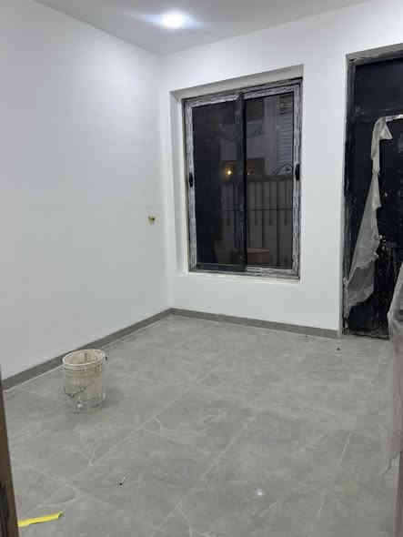 بيت 75 متر للبيع🏠بموقع مميز جدا قرب الشارع العام 

واجهه.6.25 متر 
نزال 12 متر 

ملك طابو صرف 

بناء حديث 2025 غير مسكون 👌🏼💥

يحتوي  على صاله ومطبخ و4 غرف نوم 
وصحيات عدد 3 وبيتونه وسطح 

البيت ثلاث طوابق 

العنوان :: بغداد :: حي الجهاد :: ديوان الضباط :: مجاور شقق حي صدام وقرب شارع 60 الاربع شوارع 😍

السعر والاستفسار مراسله الخاص او الاتصال *********** مكتب الشهم للعقار📞📞🏡
