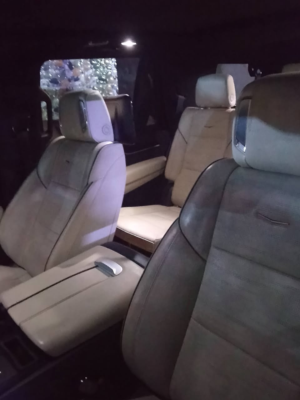 سلام عليكم 
كاديلاك اسكاليد 2021  
خليجي السيارة (داخل لون أبيض) 
بارد فقط بالجاملغ الأيسر قليل باقي كفالة
ملاحظة السيارة مغلفة (ppf) عشر سنوات
السعر 700 وبيها مجال للشراي 
***********
رقم بغداد الجديد تحويل ثاني يوم 
المواصفات 
تشغيل عن بعد 
36 سماعة 
‏‎5 كاميرات
‏‎5 بصمات
فور ويل
كشن رجاج 
دوسات كهرباء 
داتا شو 
بانوراما 
داخل ابيض
لايت زنون عالي ناصي ٥ عدسات
‏‎4 شاشات بالدشبول والسقف والكشنات
تحكم بريك 
رادار تحديد مسار
رادار خلفي
رادار امامي 
رادار جانبي 
كشن تدفئة وتبريد سايق وراكب
كشنات خلفية تدفئة
مري شفط 
اشارة بداخل المراية
كشنات جلد 
كشنات خلفية منفصل VIP
علامة كاديلاك ضوئية بالدعامية الخلفية
الكشنات كهرباء 
ذاكرة ميموري ستيرن وكشن
ويل ٢٢ بلادي 
بااختصار السيارة فول للاخير 

مكان سيارة بغداد /حي الجهاد

السعر700ورقه وبي مجال للشراي 

وبالعافية الي تكون من نصيبة

***********
