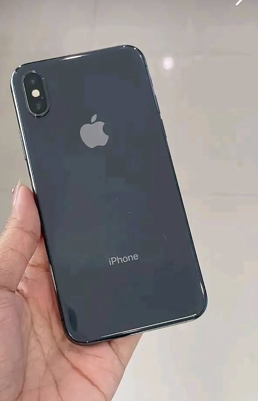 السلام عليكم ورحمة الله شباب للبيع ايفون اكس جهاز شغال كامل وكاميرته فول الفول نضيف مكفول من عطل الجهاز مستعمل قليل جدا وياه لزكه اصليه معه الكفر +شاحنه اصليه مكاني بغداد الزعفرانية متواجد خاص لو واتساب *********** السعر ١٤٥ الف وبي مجال للشراي معه تحياتي للجميع 🩵
