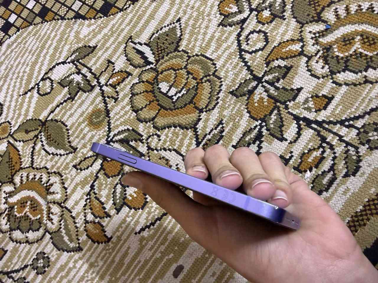 سلام عليكم آيفون 12 العادي مكفول من الفتح 
جهاز فقط الضهر مكسور بطارية 89 بلاد ذاكره
64 مايصرف شحن للبيع ومراوس مكاني ناصريه مركز سعره 260 وبي مجال ***********
فقط تصال
