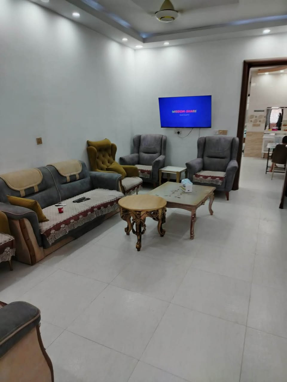 :

🏡 للإيجار – شقة مؤثثة ديلوكس 🏡

✨ شقة مؤثثة تأثيث راقٍ ونظيف
📍 الطابق الأول
📍 خلف مطعم صاج الريف – موقع هادئ ومميز

🔹 تتكون من:

* غرفة نوم
* صالة
* مطبخ
* حمام وخدمات

✅ تشمل:

* إنترنت
* كهرباء
* أثاث كامل وجاهز للسكن

🌟 مناسبة للعوائل أو الموظفين الباحثين عن الراحة والموقع المميز.

📞 مكتب أبو زياد للعقار
☎️ ***********
