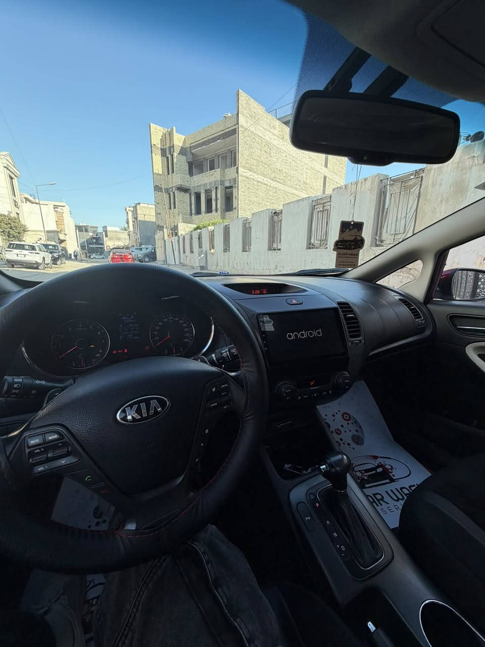 السلام عليكم 
كيا سيراتو 2013خليجيه 
اعلى مواصفات بالسيراتو
فتحه 
حساسات امامي وخلفي 
رادار جانبي
داخل جلد 
بصمة
مرايات شفط
ماشيه 113الف كيلو 
مكانها بغداد حي القادسية/يرموك
***********بي واتساب
