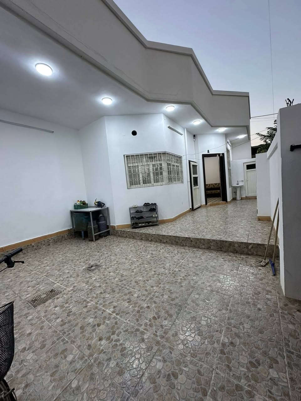 دار للبيع 163 متر طابقين مقابيل حديقة طابو ملك صرف  الواجهه 12 ونص متر العمق 13 متر يحتوي الدار على 4 غرف نوم في كركوك منطقة 55 
السعر : 150 مليون وبي مجال***********☎️
