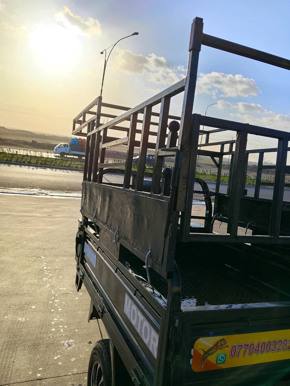 أنا عندي دراجه  ثلاثيه العجلات للبيع، اللون اسود مع بعض اللمسات الحمراء ، بحالة جيدة جدا. الدراجة معروفة بقوتها وتحملها للحمولات الثقيلة. فيها لوحة تحكم حديثة ومرايات جانبية تساعد على السواقة الأمانة. مثالية لأصحاب المشاريع الصغيرة أو النقل في المناطق داخليه.