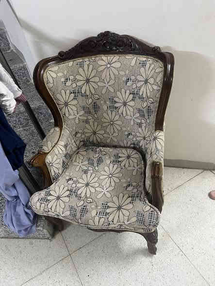 للبيع نص تخم مصري خمس مقاعد  يخبل تكمة مابي اي ضرر فقط القماش شوية مجكوك مثل ماموضح بالصورة السعره 150 الف مكاني بغداد الغزالية الاستفسار ***********
