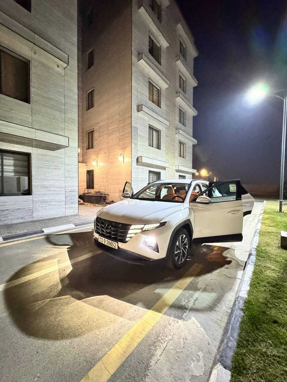 السلام عليكم…
هونداي توكسان 2024  ضمان الاولى 
تبديلات الدهن كلهن بل الشركه وصيانه كامله السياره بعدها بل الضمان 
ماشيه 15الف كيلو متر 
السياره فول مواصفات عدا الفتحه 
بصمه تشغيل 
2 بصمات 
كشنات كهرباء 
داخل لونين 
شاشه 
كامره 
حساس امامي خلفي 
اوتو هولد 
سايد بريك بصمه 
مثبت سرعة 
تحكم ستيرن 
شاحن واير ليش 
مري شفط 
لايت LED
ويل حجم 18
ثلاث وضعيات قياده 
عداد دجتل 
وبعد بيها هواي مواصفات 
السياره جاهزه من كل نواحي وجديده بمعنى الكلمه طلعتها ع ايدي من الشركه 
فقط هاذه البارد الي بصندوك وشويه بل الباب رصعه مال حصوايه عدا ذني السياره كفاله عامه واحلا بل الحقيقه من الصور 
واسف ع الاطاله تحياتي للجميع 
مكان السياره بغداد زعفرانيه 
للاستفسار الاتصال ع الرقم ***********
