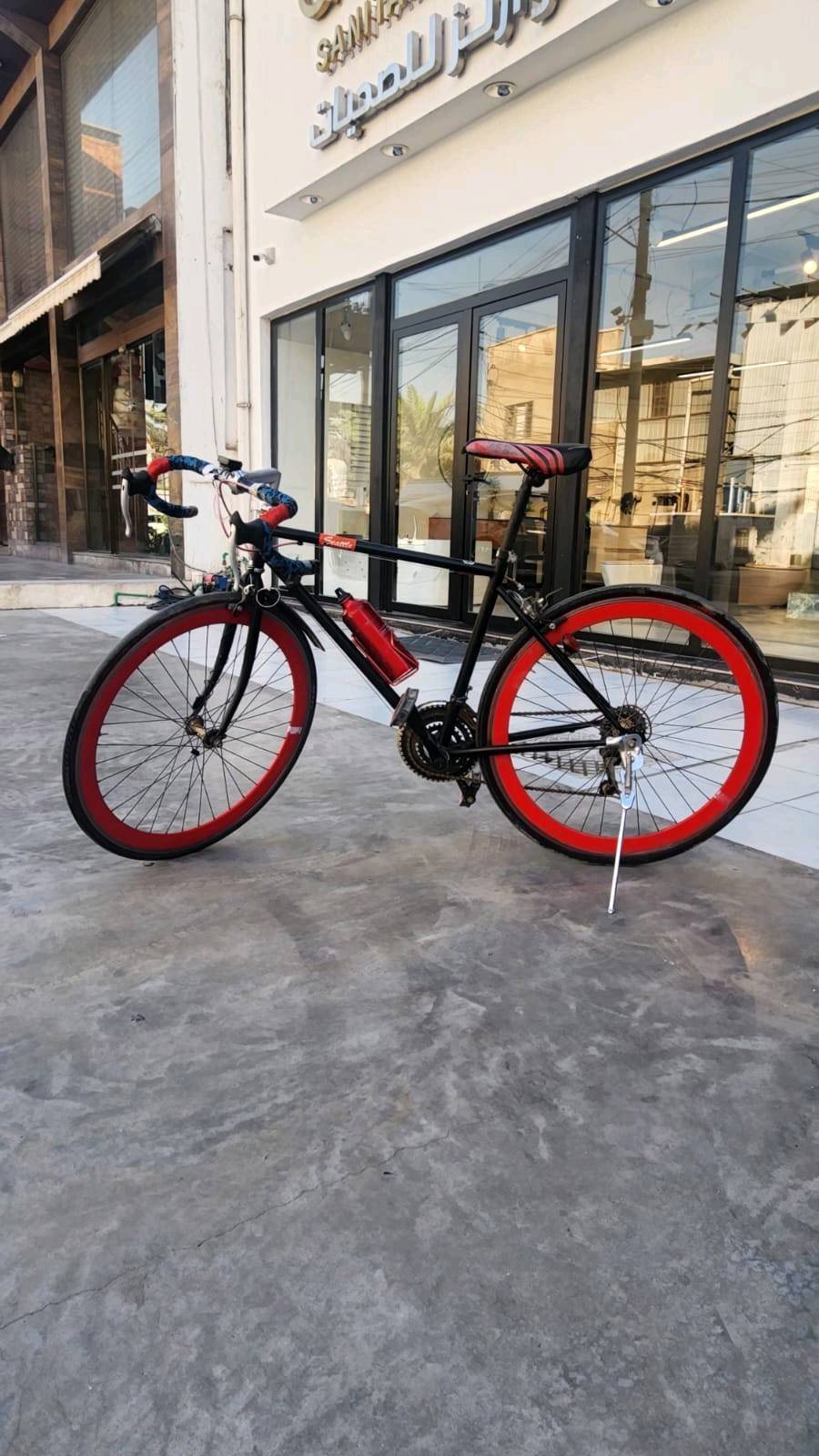 🚴‍♂️ للبيع دراجة Seattle رياضية 🚴‍♂️

دراجة بحالة ممتازة وجاهزة للاستخدام مباشرة، مناسبة للتنقل اليومي والرياضة والمشاوير الطويلة.

✅ نظام سرعات Shimano
✅ 21 سرعة (7 خلفي × 3 أمامي)
✅ إطار خفيف ومتين
✅جديل سرعات سلس
✅ مزودة بحامل جانبي وقنينة ماء
✅ لا تحتاج أي مصروف

الدراجة نظيفة جداً وتمت صيانتها، قيادتها مريحة وسلسة.

💰 السعر: 200,000 دينار عراقي
📌 قابل للتفاوض للجادين فقط

للاستفسار أو المعاينة يرجى التواصل على الخاص.
عنوان: بغداد_كرادة خارج
التوصيل غير متوفر