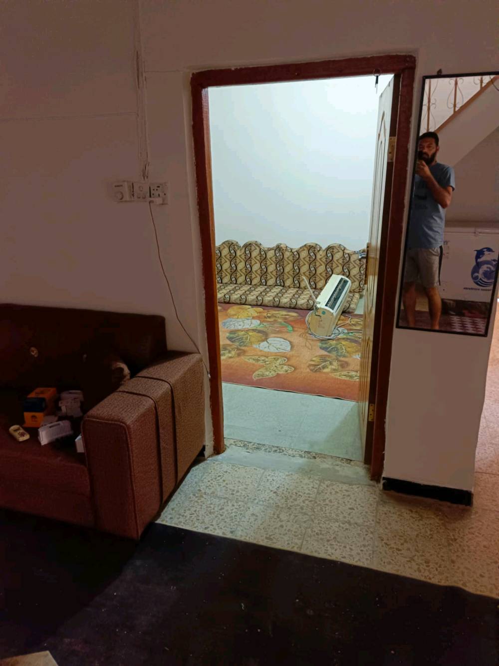 البيت طابو صرف مساحته 135 طابقين 
الطابق الاول غرفتين وصاله واستقبال وصحيات ومطبخ وطارمه 
الطابق الثاني غرفتين وصاله وصحيات وسطح 
العنوان الاسكان القديم خلف جامع الامام الحسن العسكري علما المنطقه موهله حاليا من ضمن 32 حي 