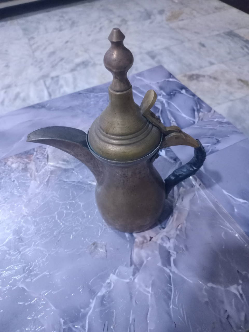 نحاسيات ٣ دلات الدله الكبيره طولها ٣٥ سنتيم وعرض ١٣ سنتيم وبعير نفاضات عدد٤ عدد ثقيل وصينيه خفيفه مع فناجين سعرهن ٤٠٠ الف للشراي للمجموع مكاني بابل هاتف ***********
