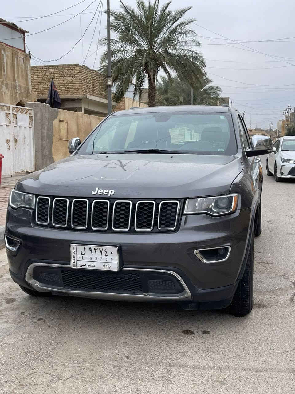 السلام عليكم 
جيب كراند شيروكي 2019 لمتدد فول مواصفات
السيارة وارد امريكي ضربتها مثل ما موضح كدامكم بلصور
المواصفات:
شاشه جبيره 
رادارات
جنطه كهرباء 
فتحه سقف 
تدفئة تبريد بلكشنات وبيها هواي مواصفات 
رقم بغداد تحويل ثاني يوم
وصورة السونار موجوده بلمنشور
السعر:225$
عنوان السياره واسط كوت
للاستفسار الاتصال:***********
