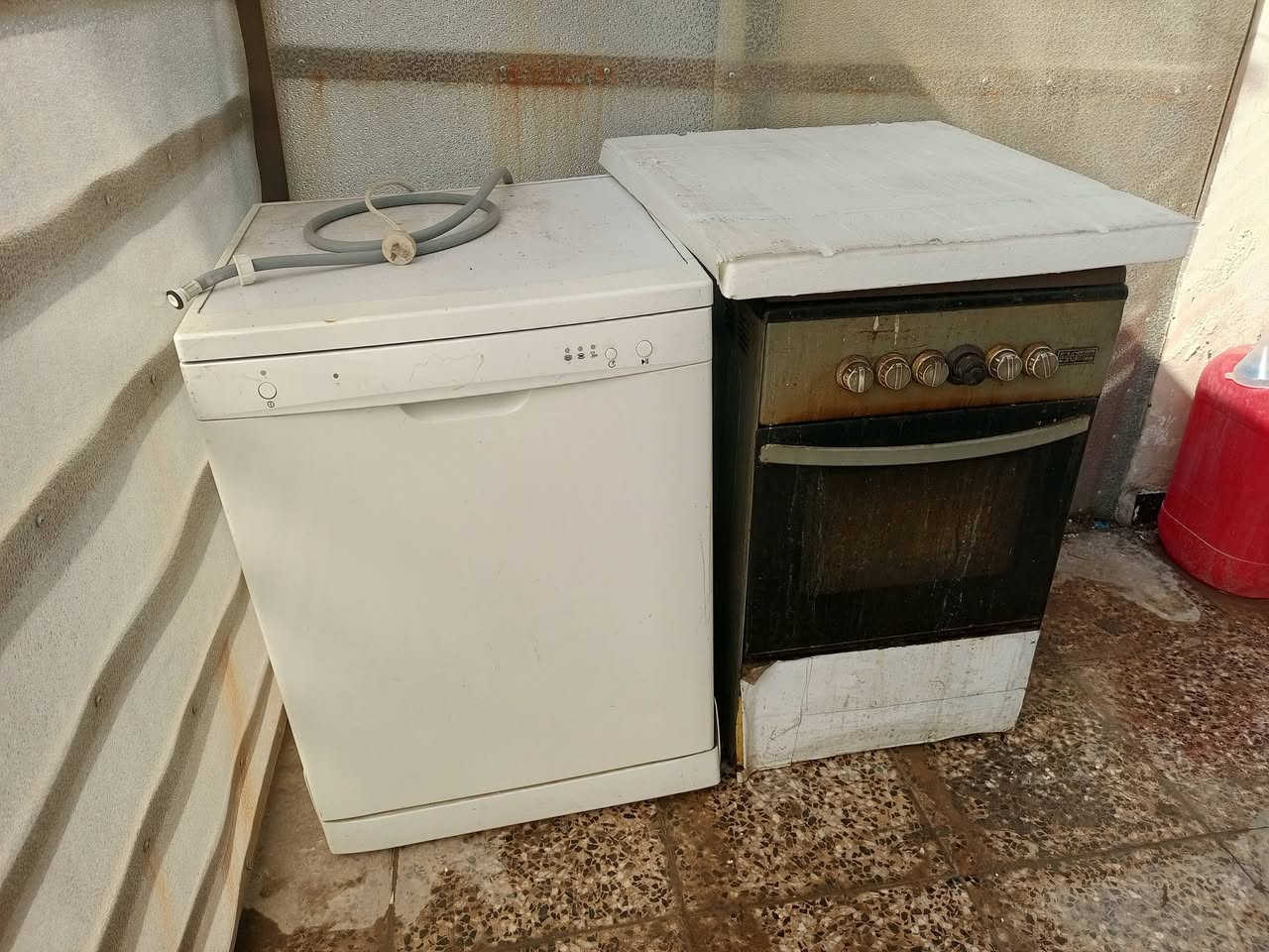 سلام عليكم شباب هذن القطعتين الطباخ  ولغساله مال صحون للبيع الطباخ كله شغال حته الفرن بس الغساله مال صحون عطلانه  سعر القطعتين 50 الف عنواني بغداد الغزاليه اي استفسار خاص او على الرقم *********** واتساب
