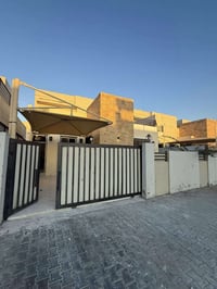 مجمع بيتي الزون الاول • ٢٢٠م • گراج وحديقة