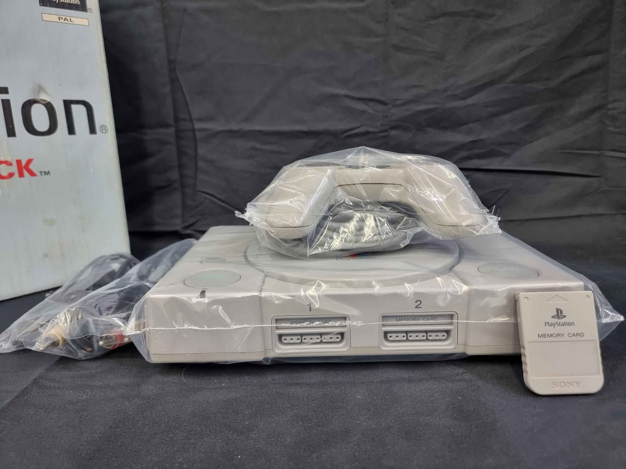 پلەیستەیشن ١ بۆ فرۆشتن
زۆر زۆر بە پاکی ماوەتەوە و هی دەستی خۆم بوە و ١٦ ساڵە هەڵم گرتوە
کارتۆنی خۆی لەگەڵ ماوە 
دەسک و میمۆری و کێبڵ و فیشەی بیلادی خۆی لەگەڵ ماوە
هیچ عەیبێکی نیە و بە شەرت ئەیفرۆشم
گەیاندن هەیە
نرخ -   ٧٥   هەزار أربيل, العراق


**إذا كنت صاحب هذا الإعلان وتريد حذفه لأي سبب، رجاءا أرسل رسالة إلى الدعم الفني**