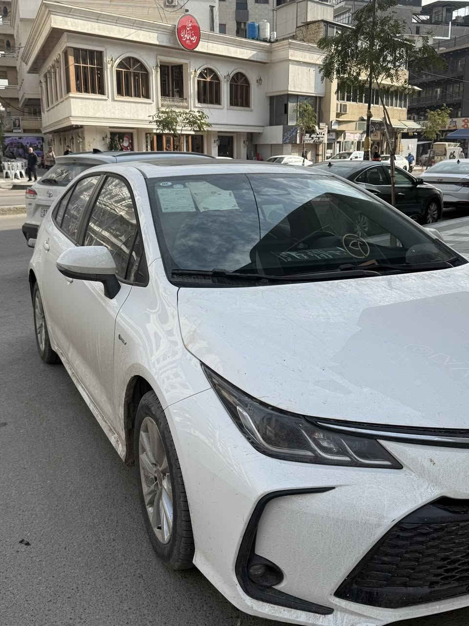 السلام عليكم 
كورلا 2025 هايبرد الشكل الخليجي 
محرك 1800 
كشنات جلد 
فتحة سقف 
تحديد مسار 
لايتات زنون 
بصمة 
تبريد خلفي 
***********
