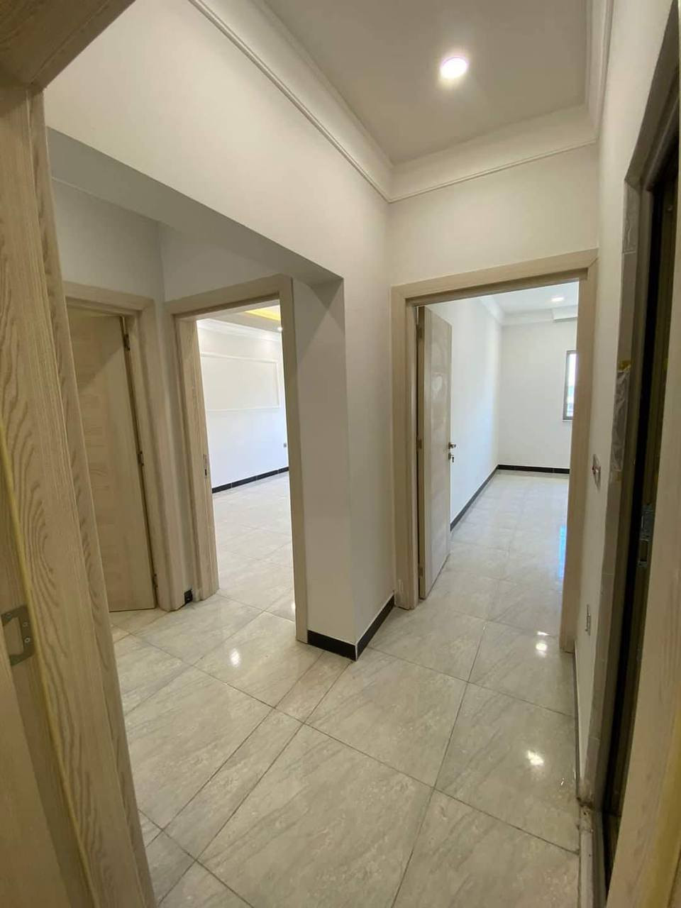 شقه للأيجار في مجمع ابراج حيفا السكني  في قلب بغداد
المساحه 125م الطابق 11 متكونه من :-
صاله 
غرف نوم عدد 2
حمام
مطبخ
بالكونات عدد 2
الشقه مطله على نهر دجله ومزوده بكاونترات متكاملة للمطبخ وحمام متكامل وسبالت تدفئة وتبريد عدد 3 مع سخان ماء
يوجد ايضا:
ثلاجة 
غسالة 
طباخ و ساحبة
راوتر و باور بنك 
تلفزيون 
قنينة غاز مع المنظم 
كامرا مراقبة 

اما المجمع ف يوجد فيه مصاعد عدد 3 وكهرباء 24 ساعه مع كراج خاص وسكيورتي وعمال نظافه ومكب نفايات

للأستفسار  
***********
