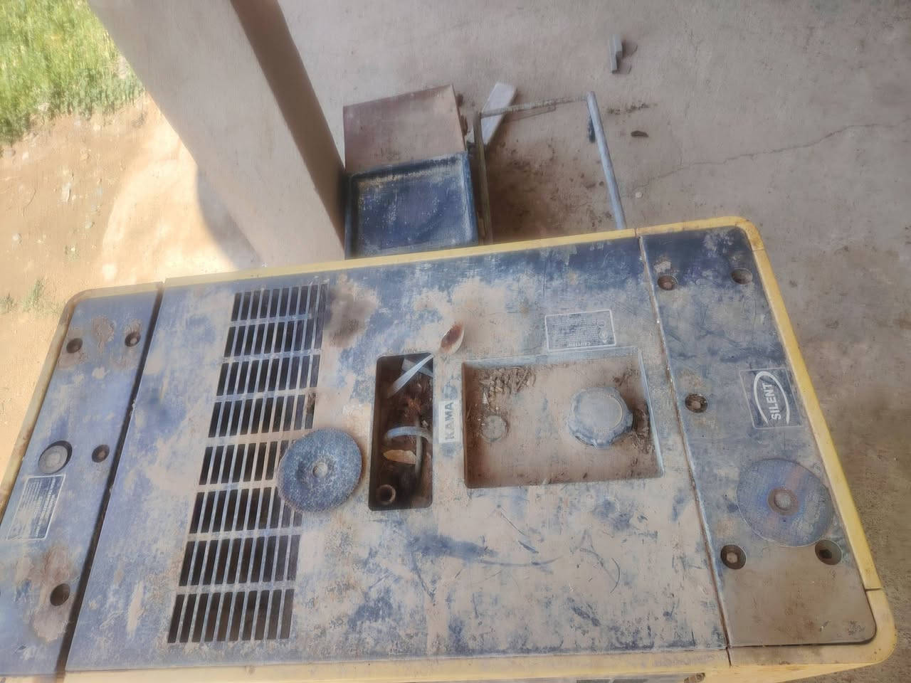 السلام عليكم مولد للبيع متروك اكثر من 4 سنوات نوع المولد كاتم بستمين توليد 50 امبير المولد لمس انطي شرط براس التوليد وانطي وياه كرت جديد محرك مفتوح نوع المولد گاما 
مكاني صلاح الدين تواصل  ***********
***********
