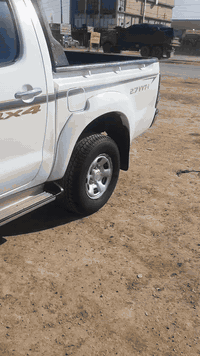 سلام عليكم هايلوكس ١٣ ميسان رقم انكليزي وين ميعجب اتحول 
كير محرك تبريد كله جديد صدر تخم تاير جديد شاشه وكامره السياره الله شاهد صارف عليه هواي دينار متصرف عليه بيه بارد قليل وبيه جاملغ ايمن مبدل بدون صبغ السعر ١٩٥ وبيه مجال للطيبين العنوان بغداد النهروان *********** وأسف على الاطاله
