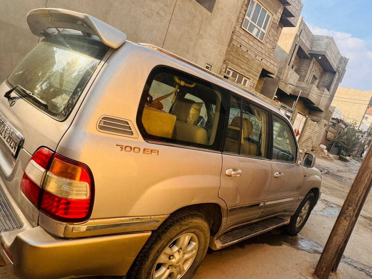 السلام عليكم
لاندكروز فول ب ستثناء التنته 2005
كير محرك شرط جاملغ اليمين بي صبغ بدون ضرر 

ملاحظة كيجات عاطله السعر 150 وبيها مجال 
رقم الهاتف  ***********
