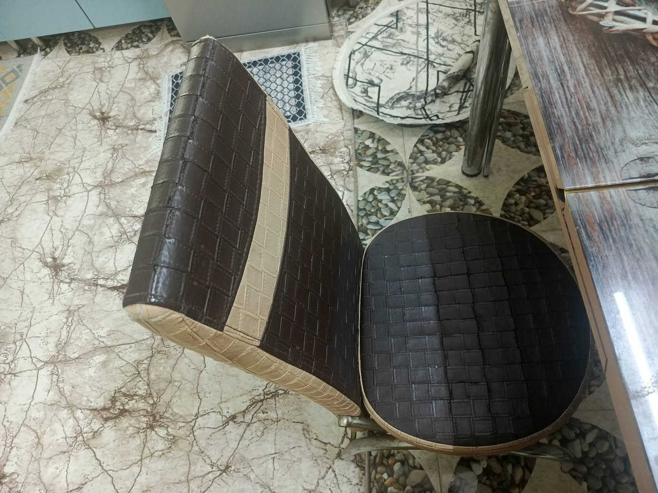 ميز طعام و 3كراسي والعيب مبين بصورة بل كراسي العيب والميز يكبر يصير على كد 6كراسي. السعر 50الف وبي مجال


**إذا كنت صاحب هذا الإعلان وتريد حذفه لأي سبب، رجاءا أرسل رسالة إلى الدعم الفني**