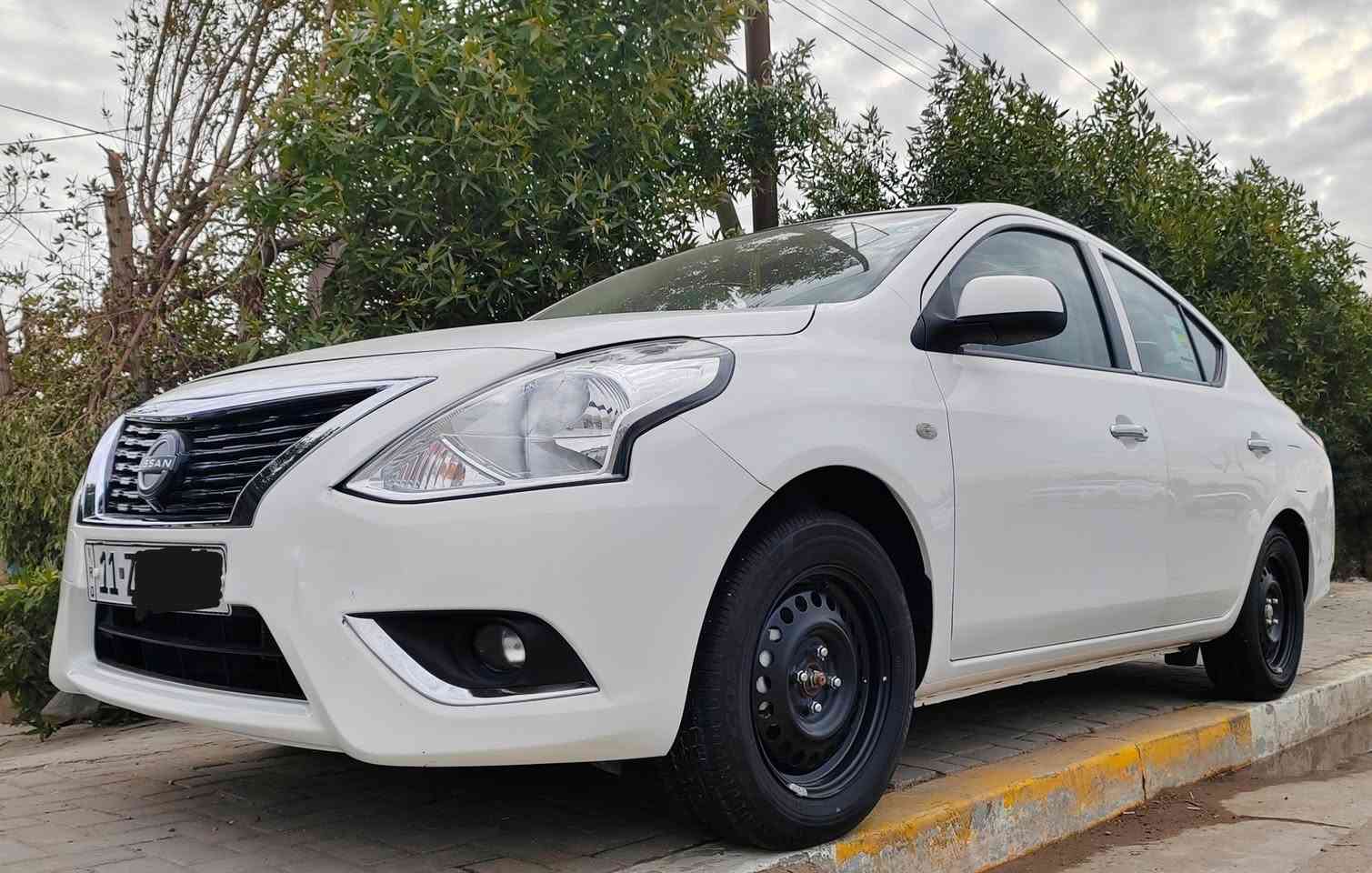 السلام عليكم، نيسان صني هندي موديل 2024، رقم بغداد، ضمان شركة 3 سنوات أو 100 ألف كيلومتر. السيارة ماشية 12 ألف كيلومتر، بحالة الزيرو وعلى وضع الشركة. دواخلها عامة، أرضية وجنطة وسقف، والإطار الاحتياطي لم يُستخدم. السيارة باسمي، تحويل مباشر وكفالة عامة. لا يوجد بها أي تبديل سوى باب السائق بسبب خدش، والباب القديم موجود وتستطيع أخذه مع السيارة. تم تبديل الزيت مرتين في الشركة ضمن الضمان. العنوان: بغداد، الشعلة، الرحمانية. السعر 133 وبها مجال بسيط. رقم ***********
