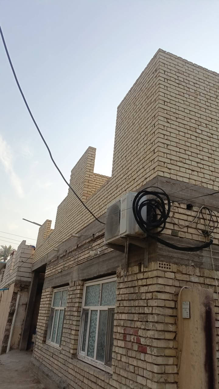 سلام عليكم ورحمة الله بيت مساحه 150متر طابوق الطابق الاول غرفه وصاله ومطبغ والستقبال وصحيات والطابق الثاني يحتوي على 4غرف نوم هيكل بدون صب كربلاء الحسينية منطقه الابراهميه طريق ابوجز العناز سند 25يبعد عن مركز المدينه 9كيلوو كافه الخدمات ويبعد عن التبليط 30متر السعر 80مع المجال ***********
