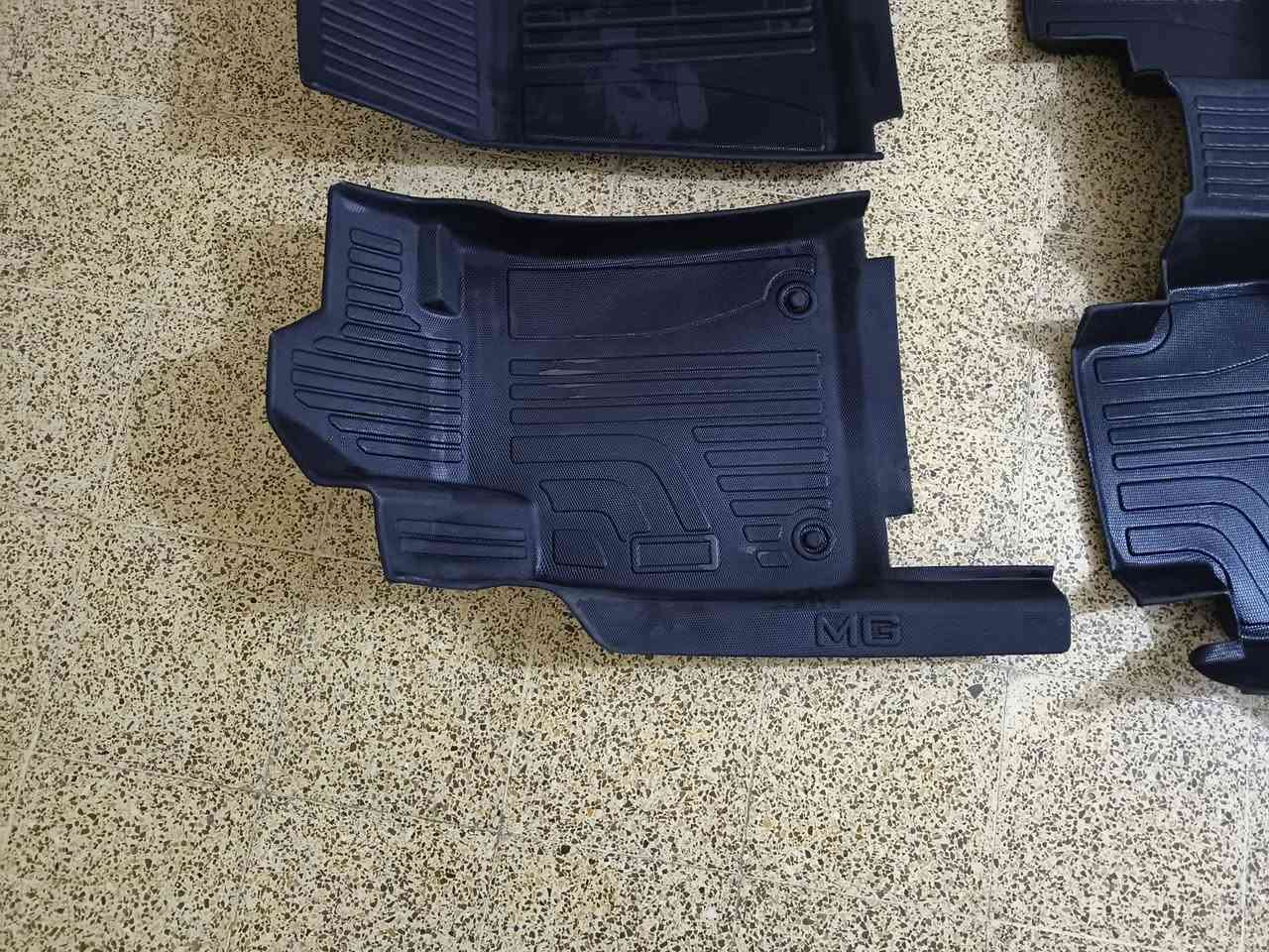 أرضيات MG GT أم الدوسه وشعار MG ***********العنوان بغداد السعر 65 ألف
