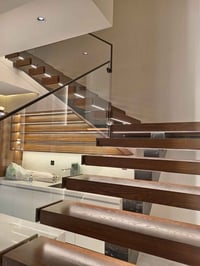 سلم خشبي معلّق • إضاءة مخفية • دهوك