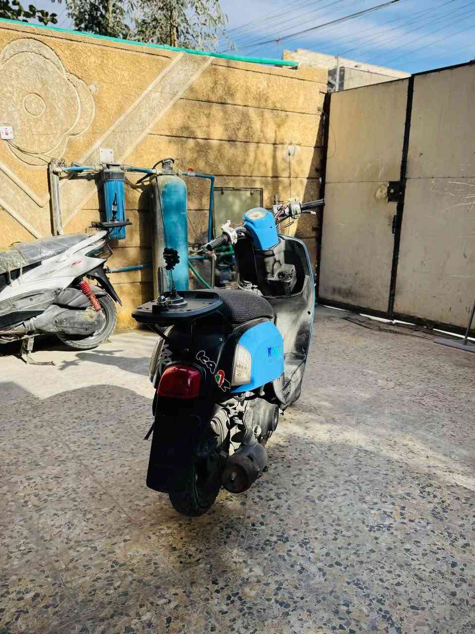 دراجه نضيفه وما مفتوحه فقط كفراتها تجاريه بيها عدسه سعرها ١٠٠ وبيها مضخم ب٥٠ 
*********** البصرة, العراق
