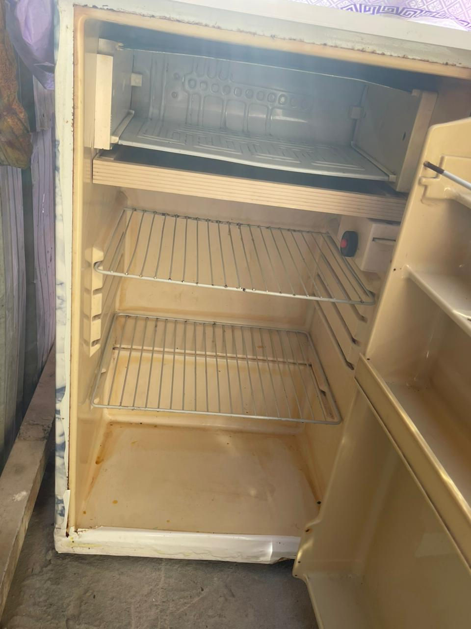 ثلاجة كلش نضيفة بدون ضرر واصليه ماطور ياباني قديم بدون اي تصليح سعر 75 ***********
