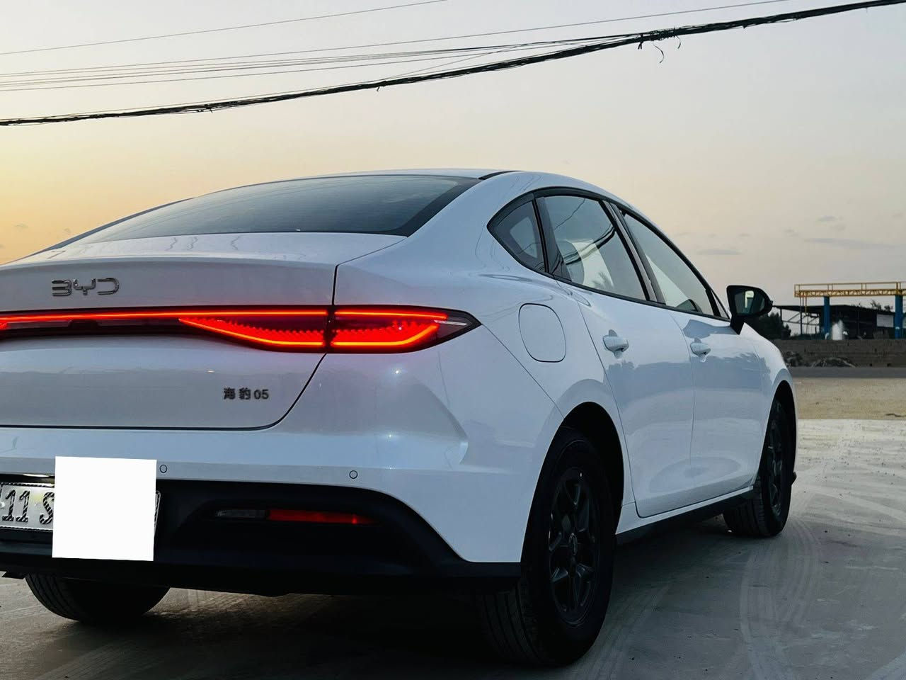 بلكن هايبرد  ثلاث انظمه هايبرد + بانزين  شحن ذاتي + شحن خارجي تشميك 2100 كيلو سعه خزان الوقود 65 لتر
عداد  كليومتر /زيرو  
💥محرك يعمل لشحن البطاريه فقط  1500 هجين ثلاث انظمه شحن ذاتي + هايبرد + شحن خارجي 

💥داخل جلد ابيض لونين  بطاين بوب جلد ابيض واسود 

💥دركة دي جلد وحياكه 

💥بكلايت لد خليه دخاني لون 

💥بصمه +كارت 

💥هاندر بريك بصمه اوتو هولد 

💥كيجات شاشه 

💥شاشه كبيره تبريد شاشه 

💥لايت ليد لايت اوتو  + لد صباحي 

💥اشاير مري

💥تبريد قطعتين 

💥ويل كب اسود بلادي حجم 16 

💥ايرباك عدد 10
***********
مكاني بغداد جسر ديالى الجديد
