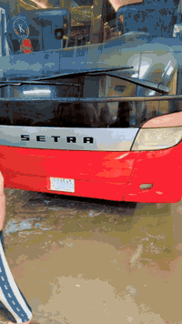 ‏سلام عليكم أم سيوف للبيع17
‏الاستفسار ***********￼
‏مكينة ثمانية 8
‏قير عادي ￼￼
‏مدير 
￼ عدد المقاعد 60 ￼￼
￼2004
