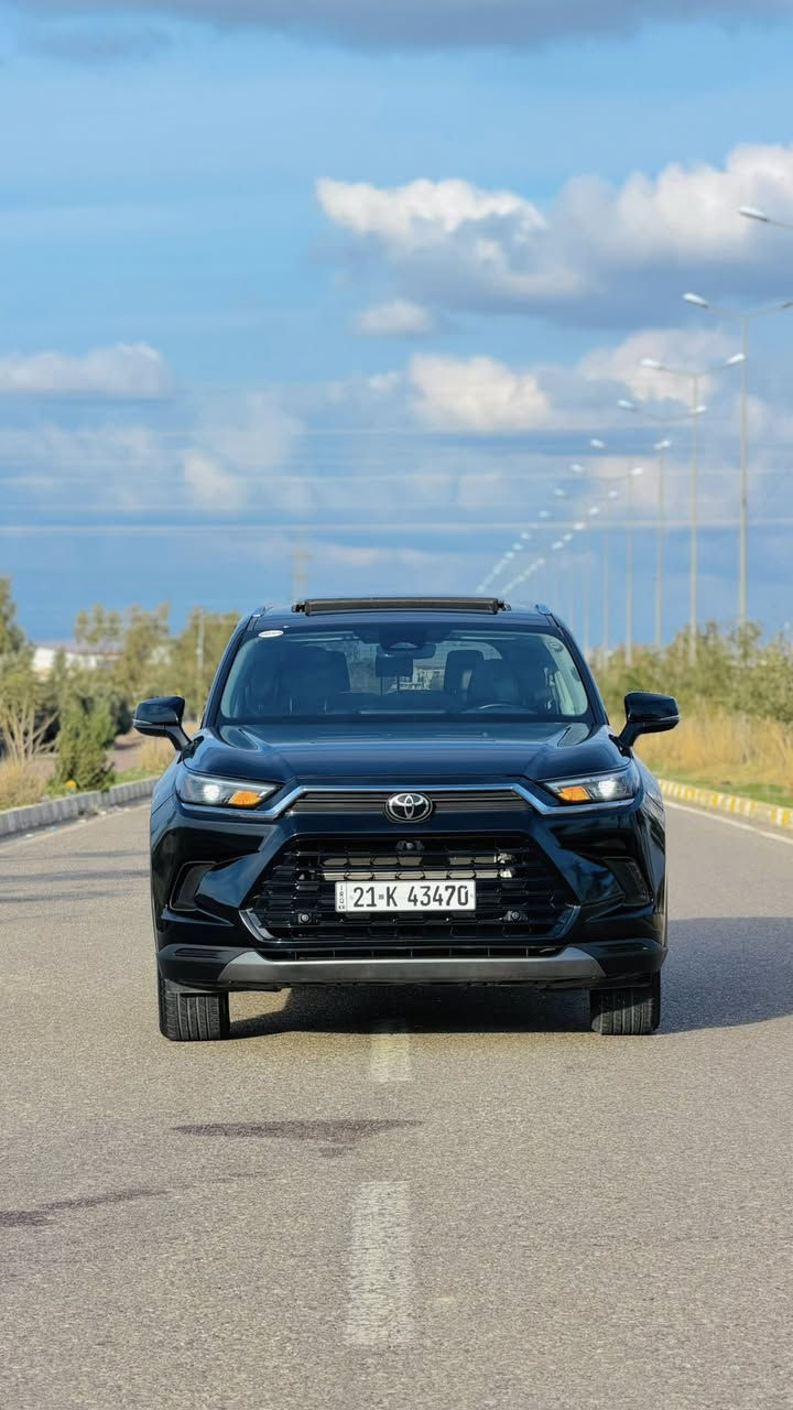 سيارة عائلية و سبعة راكب ( vip) و هايبرد ( اقتصادي) و دبل اكسل و بانوراما
.
Toyota Grand highlander 2024 
.
XLE - AWD - hybrid 
ماشیە ٢٠ الف مایل
.
• المحرك: 4 سلندر، سعة 2.5 لتر (هايبرد).
• القوة: 245 حصان.
• نظام الدفع: دفع رباعي (دبل اكسل / AWD)
.أنماط قيادة متعددة (Sport - Eco - Normal).
• المقاعد: 3 صفوف من المقاعد (تتسع لـ 7 ركاب).
.کشن vip
مقاعد جلد.
مقاعد كهربائية
تدفئة المقاعد الأمامية والخلفية.
. مقاعد الصف الثالث مرتفعة ومريحة.
صندوق خلفي كهربائي
شاشة كبيرة مقاس 12.3 إنش.
گیج دیجیتاڵ
دعم نظام كاربلاي (Apple CarPlay).
منافذ Type-C متوفرة في جميع الصفوف الثلاثة
. رادار كامل (Full Radar).
فرامل تلقائية (Auto Brake).
نظام قراءة علامات المرور
رادار المرايا الجانبية لنظام كشف النقاط العمياء (Blind Spot Monitor).
المرايا: مرايا جانبية مدفأة (Heated Mirrors).
أضواء أمامية LED.
ويل مقاس 18 إنش.

سیارة بدون صبغ بس شوي pdr من چاملغ و من صندوق شویە بارد سونار موجود اي واحد یرید ادزلە ـ رقم شاصي :
5TDACAB58RS017603
.
سعر السيارة ٣٨٠ ورقة و بي مجال بسيط 
.
***********
