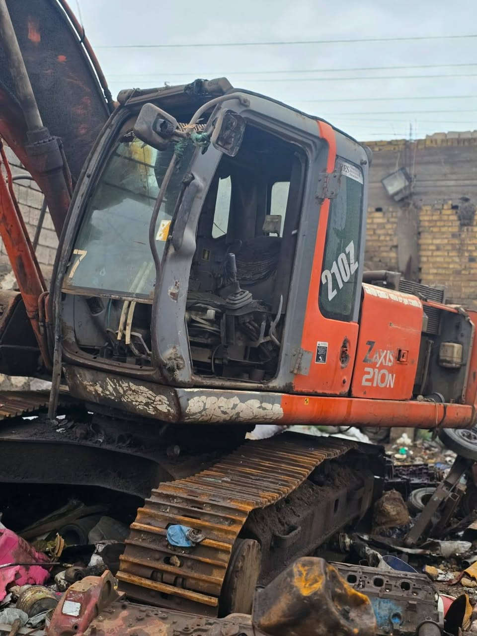 السلام عليكم
حفاره زت اثري 210 Z موديل الفينات بسمنه 

حفاره شغاله عوزه شويه صيانه وتلحيضات 

مشتغله ع حديد 

السعر 150$ وبيها مجال قليل بدون كمشه 

المكان الديوانية 

*********** رقمي الهاتف
