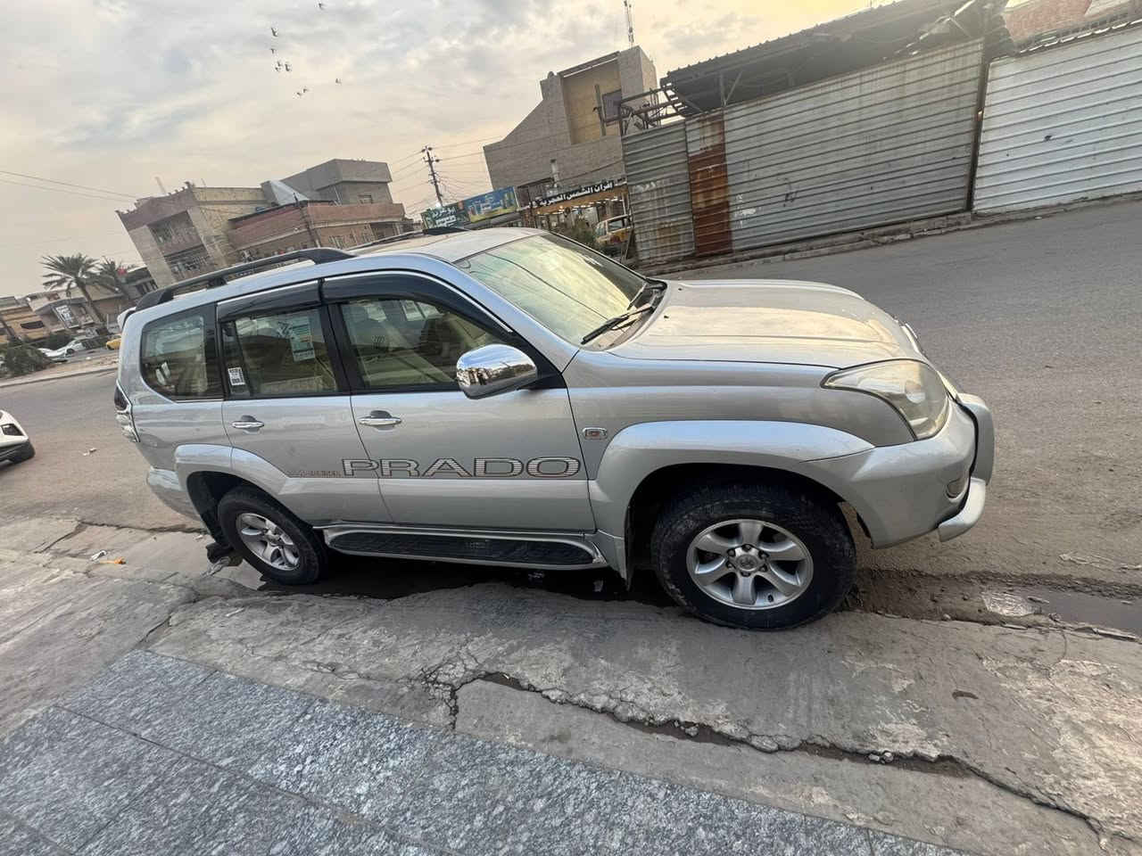 برادو موديل ٢٠٠٧ ستة اسلندر فول مواصفات VX السيارة جاهزة و ما ناقصها أي شي مكفولة من الضربة ومن الحادث و من البارد فقط البنيد مصبوغ للجمالية بسبب الجراد و السيارة كير حدادية محرك كلة مكفول السيارة جاهزة و تبريد و السيارة بسمي تحويل ثاني يوم ورقمها إنكليزي الجديد وعنواني بغداد حي اور 600 للاستفسار ***********
