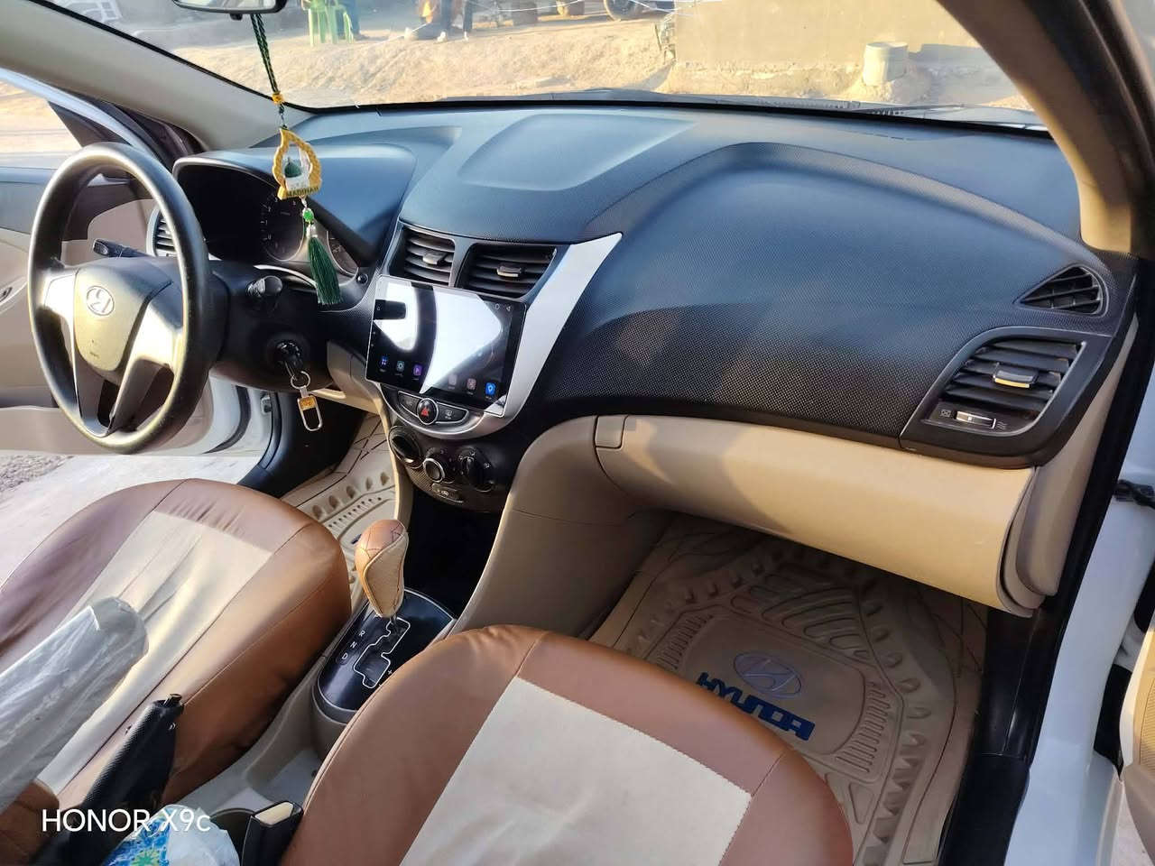 السلام عليكم سياره اكسنت 2016 مكفوله فقط ربع جاملغ الكدام صبغ بدون ضربه ولا فتح  محرك 1400 جديده وجاهزه تخم تاير حداديه كهربائيات شاشه تخم سماعات بلاجكتور زنون سنويه لل 27 راعيها جيراني مشروع وطني 5 ويل كب اشاير بلمري ارضيه وكشنات مغلفه سياره جديده وحلوه السعر 95 وبيها مجال *********** غير متواجد ع الفيس
