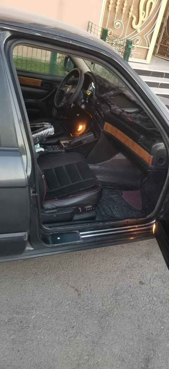 سيارة بي ام دبليو موبايل 9١ حجم 735 محرك فل 6 شرط نظيفه بأسم صاحبها  كشر نظيف  بيها تقحيل قليل تدفئة تبريد شغال تواير جدد سيارة نظيفة حيل انظف من الصورة للتواصل اتصل على الرقم *********** أو ***********
