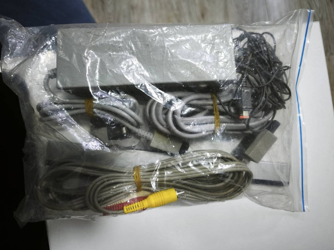 📣 جهاز Nintendo Wii أسود للبيع (شغال 100%)
الوصف:
جهاز نينتندو وي أوربي (Nintendo Wii) باللون الأسود المميز للبيع. الجهاز شغال وعال العال 100% وبدون أي مشاكل تقنية، ويجي مع كامل ملحقاته الأساسية وجاهز للتشغيل واللعب فوراً.
🔍 حالة الجهاز:
الأداء: شغال 100% وفحص وتجربة قبل الاستلام.
المظهر الخارجي: توجد بعض الخدوش (شخوط) السطحية على الجوانب نتيجة الاستخدام الطبيعي .
العلبة: الجهاز بدون الكارتون الأصلي.
📦 الملحقات المشمولة:
جهاز الـ Wii الأسود.
جهاز تحكم وايرلس (Wii Remote) أصلي أسود مع كفر الحماية المطاطي .
تحكم النانتشاك (Nunchuck) اصلي باللون الأسود .
واير الطاقة والوصلاّت الأساسية للتشغيل اصلية.
💰 السعر: 50 ألف دينار عراقي قفل .
📍 الموقع: بغداد
📞 للتواصل: [*********** أو راسلني خاص]
