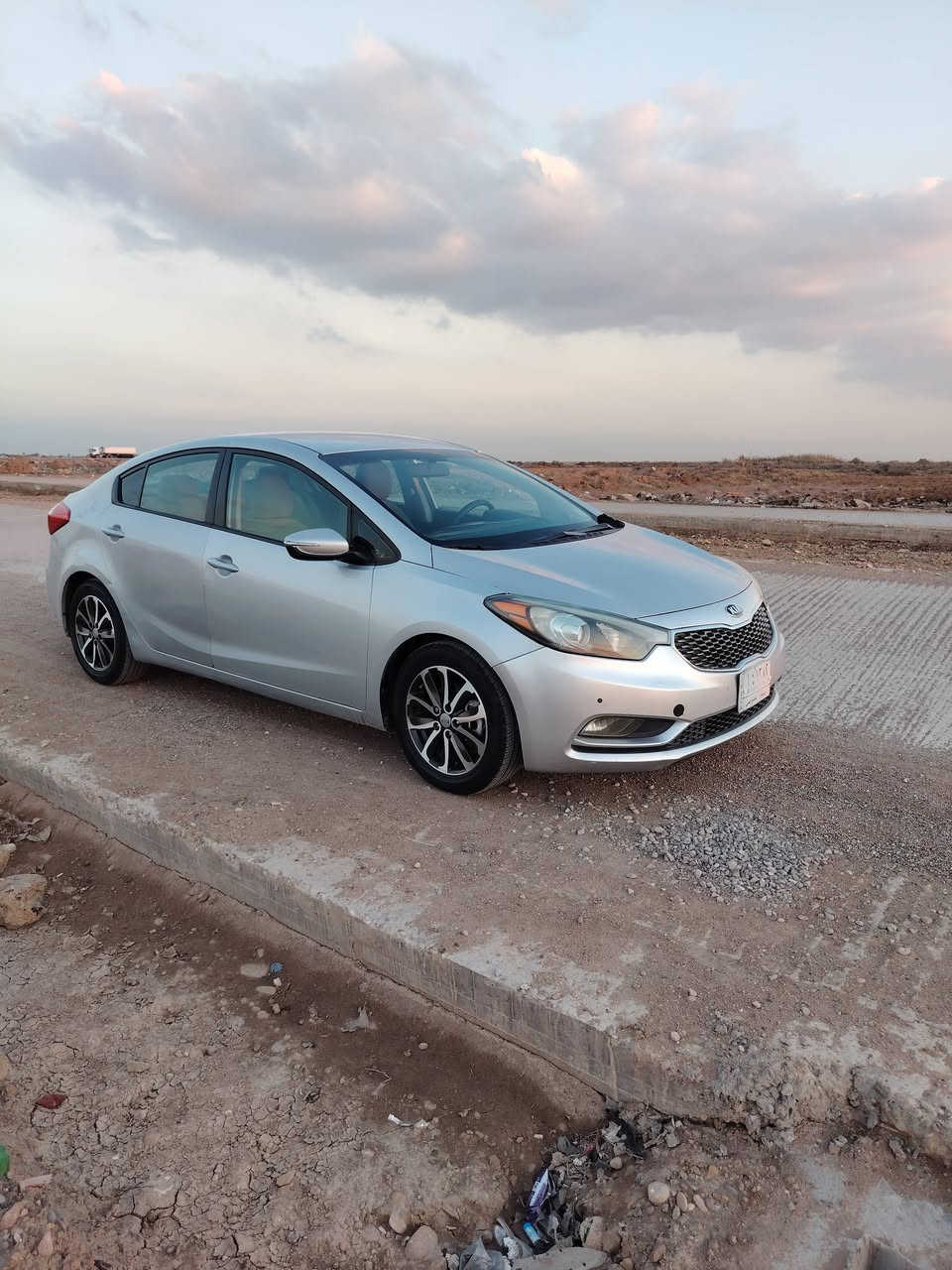 السلام عليكم فورتي ٢٠١٦ أمريكي رقم واسط السنويه ل٢٧ السياره حادثه جاملغ الأمامي الايسر فقط وبيه رشات صبغ مكينه الفين دوش جديده حداديه تبريد تخم تاير جديد مكاني واسط الكوت ***********
